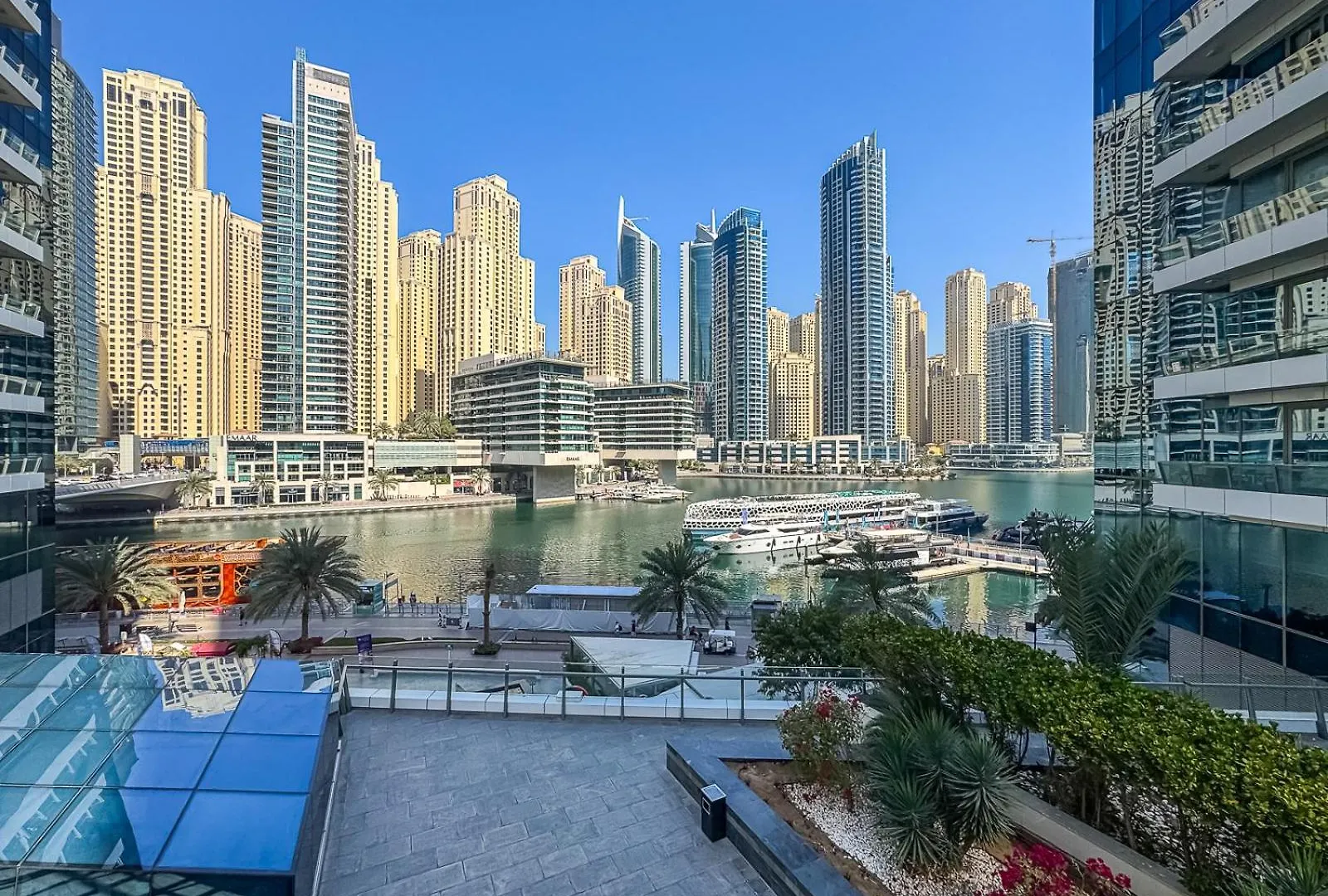 Dubai Marina View - 2Br Apt With Pool & Gym Apartment