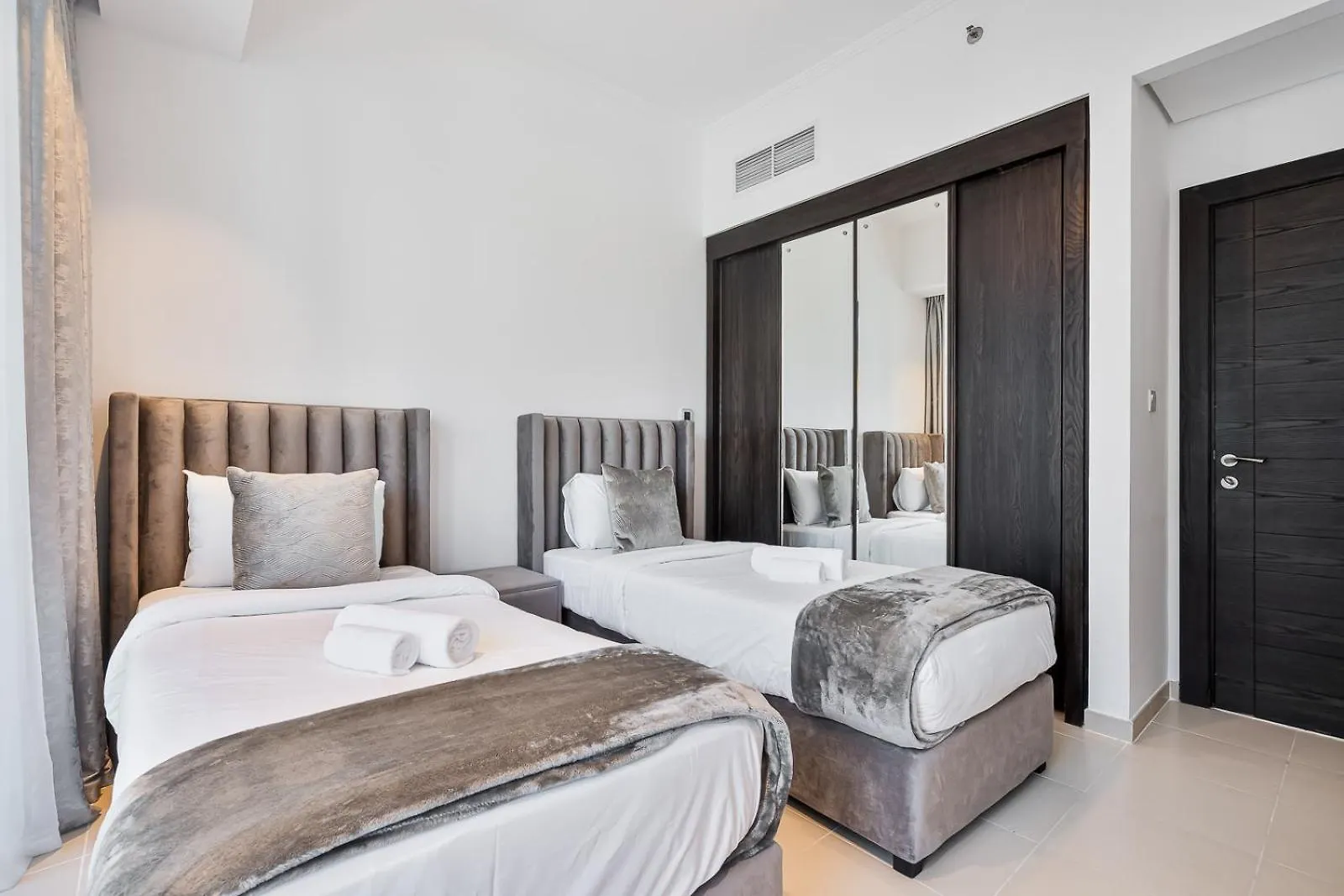 Dubai Marina View - 2Br Apt With Pool & Gym Appartement