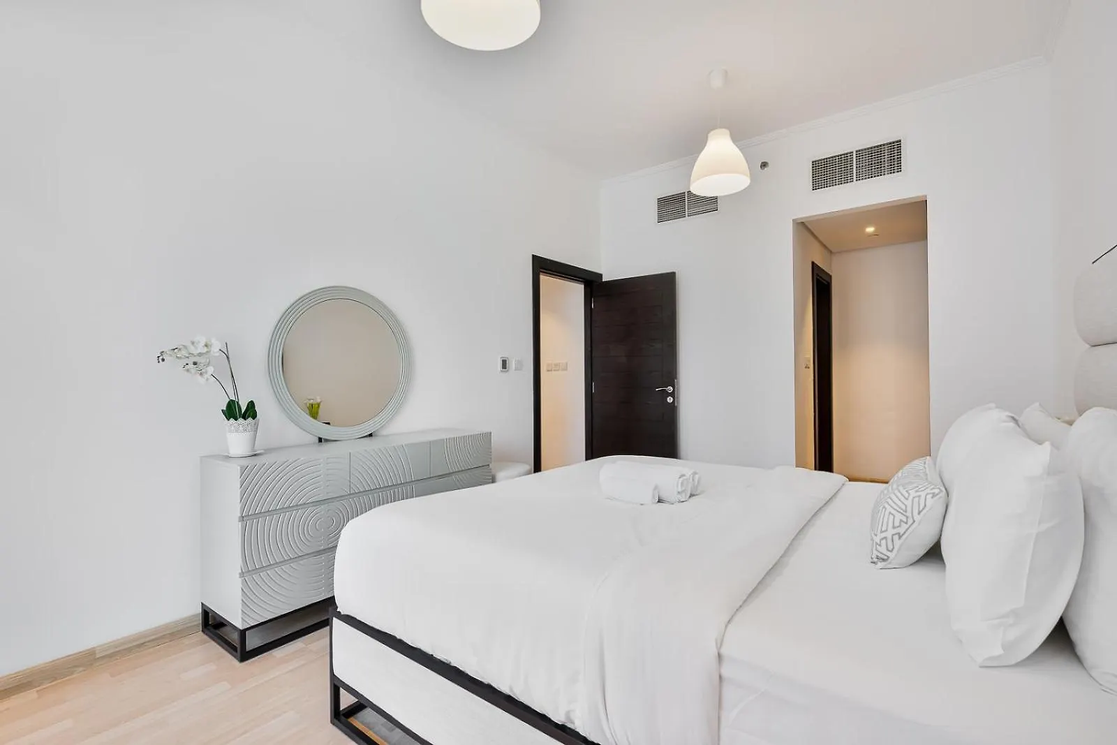 Dubai Marina View - 2Br Apt With Pool & Gym